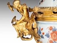 A chinese imari floral decorated tureen, 18thc, fixed with impressive ormolu gilt bronze mounts, l 44 - h 37 cm - afbeelding 7 van  10