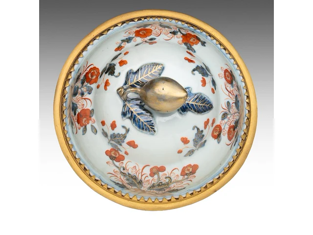 A chinese imari floral decorated tureen, 18thc, fixed with impressive ormolu gilt bronze mounts, l 44 - h 37 cm - afbeelding 8 van  10
