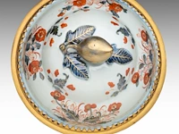 A chinese imari floral decorated tureen, 18thc, fixed with impressive ormolu gilt bronze mounts, l 44 - h 37 cm - afbeelding 8 van  10