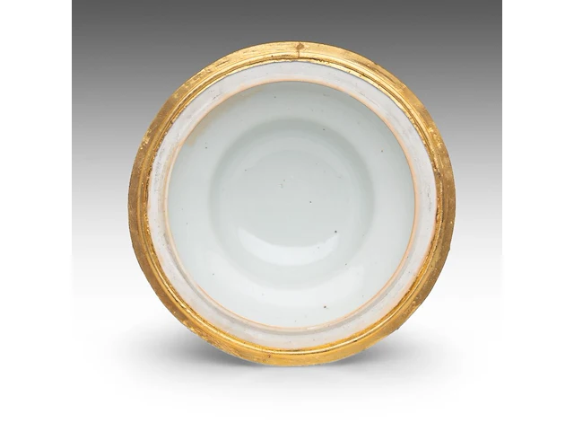 A chinese imari floral decorated tureen, 18thc, fixed with impressive ormolu gilt bronze mounts, l 44 - h 37 cm - afbeelding 9 van  10