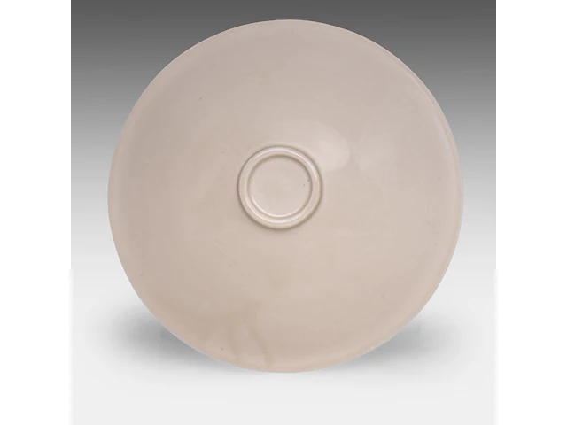 A chinese incised ding ware ‘lotus leaf’ conical bowl, l 13,5 - h 3,8 cm - afbeelding 1 van  7
