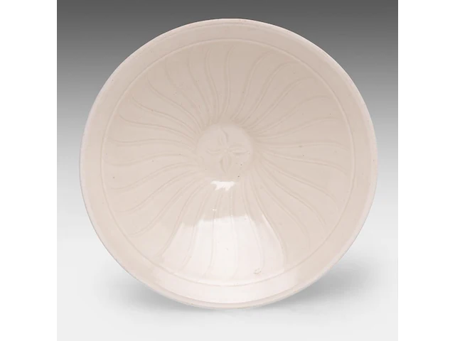 A chinese incised ding ware ‘lotus leaf’ conical bowl, l 13,5 - h 3,8 cm - afbeelding 2 van  7