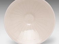 A chinese incised ding ware ‘lotus leaf’ conical bowl, l 13,5 - h 3,8 cm - afbeelding 2 van  7