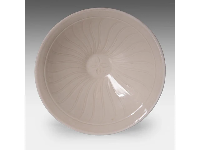 A chinese incised ding ware ‘lotus leaf’ conical bowl, l 13,5 - h 3,8 cm - afbeelding 3 van  7