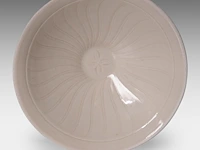 A chinese incised ding ware ‘lotus leaf’ conical bowl, l 13,5 - h 3,8 cm - afbeelding 3 van  7