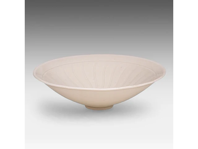 A chinese incised ding ware ‘lotus leaf’ conical bowl, l 13,5 - h 3,8 cm - afbeelding 4 van  7