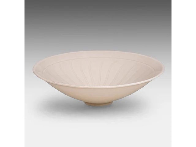 A chinese incised ding ware ‘lotus leaf’ conical bowl, l 13,5 - h 3,8 cm - afbeelding 5 van  7