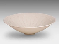 A chinese incised ding ware ‘lotus leaf’ conical bowl, l 13,5 - h 3,8 cm - afbeelding 5 van  7
