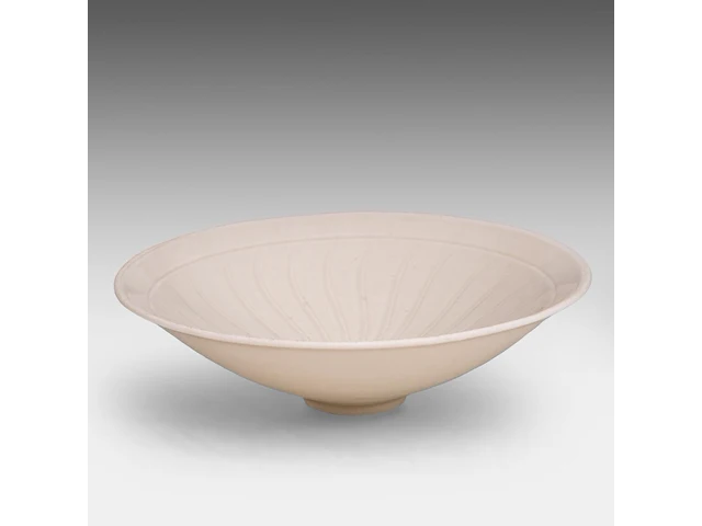 A chinese incised ding ware ‘lotus leaf’ conical bowl, l 13,5 - h 3,8 cm - afbeelding 6 van  7