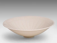 A chinese incised ding ware ‘lotus leaf’ conical bowl, l 13,5 - h 3,8 cm - afbeelding 6 van  7