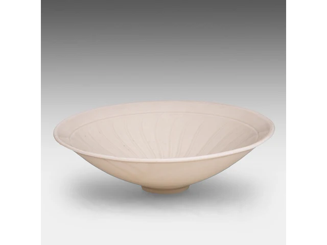 A chinese incised ding ware ‘lotus leaf’ conical bowl, l 13,5 - h 3,8 cm - afbeelding 7 van  7