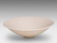 A chinese incised ding ware ‘lotus leaf’ conical bowl, l 13,5 - h 3,8 cm - afbeelding 7 van  7