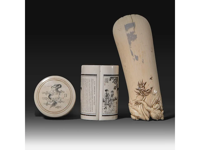 A chinese ivory box and knife rest with black-stained engraving, early republic period (1912–1949), and an ivory japanese shoehorn with shibayama inlay, meiji period (1868-1912), box ø 6 cm - 55g / knife rest w 7,5 cm - - afbeelding 1 van  5