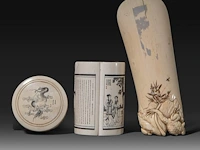 A chinese ivory box and knife rest with black-stained engraving, early republic period (1912–1949), and an ivory japanese shoehorn with shibayama inlay, meiji period (1868-1912), box ø 6 cm - 55g / knife rest w 7,5 cm -