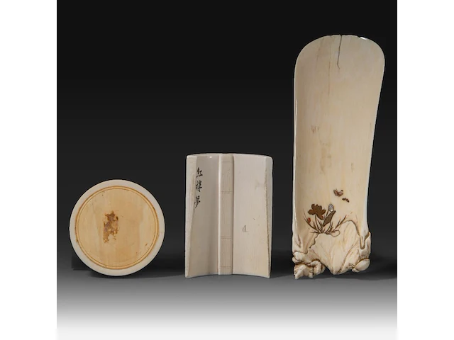 A chinese ivory box and knife rest with black-stained engraving, early republic period (1912–1949), and an ivory japanese shoehorn with shibayama inlay, meiji period (1868-1912), box ø 6 cm - 55g / knife rest w 7,5 cm - - afbeelding 2 van  5