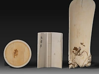 A chinese ivory box and knife rest with black-stained engraving, early republic period (1912–1949), and an ivory japanese shoehorn with shibayama inlay, meiji period (1868-1912), box ø 6 cm - 55g / knife rest w 7,5 cm - - afbeelding 2 van  5