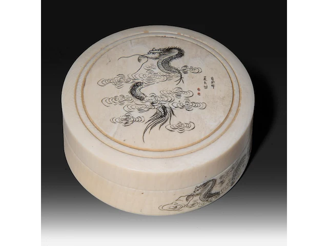 A chinese ivory box and knife rest with black-stained engraving, early republic period (1912–1949), and an ivory japanese shoehorn with shibayama inlay, meiji period (1868-1912), box ø 6 cm - 55g / knife rest w 7,5 cm - - afbeelding 3 van  5