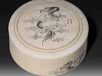 A chinese ivory box and knife rest with black-stained engraving, early republic period (1912–1949), and an ivory japanese shoehorn with shibayama inlay, meiji period (1868-1912), box ø 6 cm - 55g / knife rest w 7,5 cm - - afbeelding 3 van  5