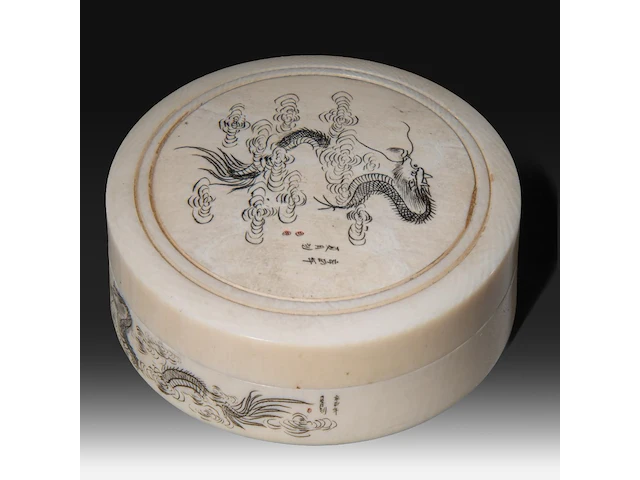 A chinese ivory box and knife rest with black-stained engraving, early republic period (1912–1949), and an ivory japanese shoehorn with shibayama inlay, meiji period (1868-1912), box ø 6 cm - 55g / knife rest w 7,5 cm - - afbeelding 4 van  5
