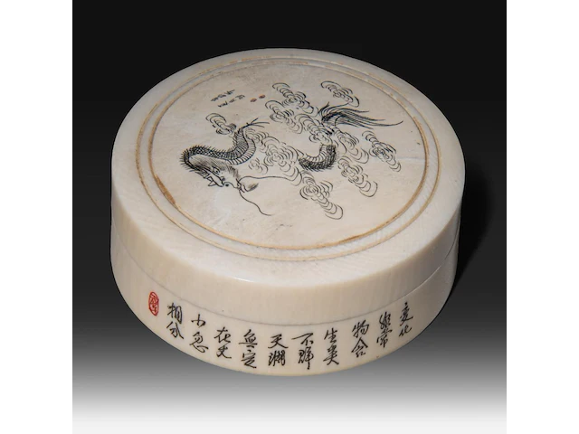 A chinese ivory box and knife rest with black-stained engraving, early republic period (1912–1949), and an ivory japanese shoehorn with shibayama inlay, meiji period (1868-1912), box ø 6 cm - 55g / knife rest w 7,5 cm - - afbeelding 5 van  5