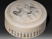 A chinese ivory box and knife rest with black-stained engraving, early republic period (1912–1949), and an ivory japanese shoehorn with shibayama inlay, meiji period (1868-1912), box ø 6 cm - 55g / knife rest w 7,5 cm - - afbeelding 5 van  5