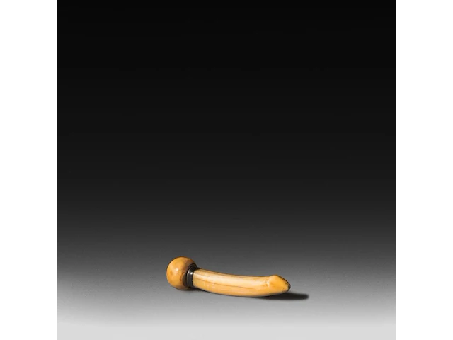 A chinese ivory dildo ending on a sphere with a silver collar, 19thc, total l 12,5 cm - w 3 cm - 80g (+) - afbeelding 1 van  6