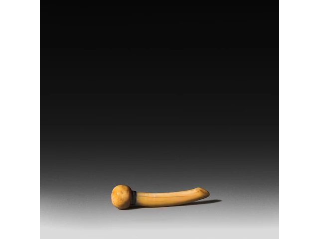 A chinese ivory dildo ending on a sphere with a silver collar, 19thc, total l 12,5 cm - w 3 cm - 80g (+) - afbeelding 2 van  6