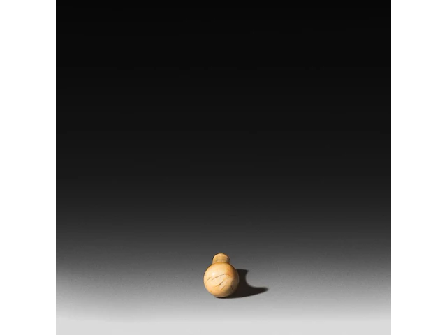 A chinese ivory dildo ending on a sphere with a silver collar, 19thc, total l 12,5 cm - w 3 cm - 80g (+) - afbeelding 3 van  6