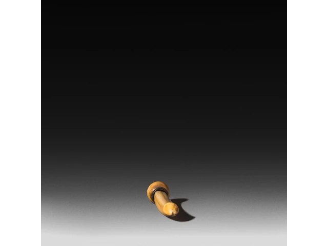 A chinese ivory dildo ending on a sphere with a silver collar, 19thc, total l 12,5 cm - w 3 cm - 80g (+) - afbeelding 4 van  6