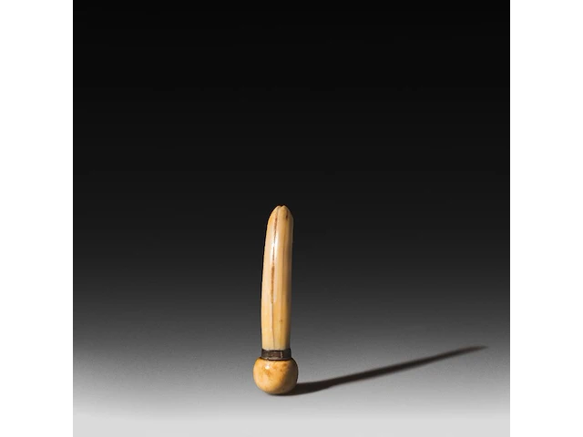 A chinese ivory dildo ending on a sphere with a silver collar, 19thc, total l 12,5 cm - w 3 cm - 80g (+) - afbeelding 5 van  6