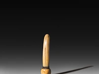 A chinese ivory dildo ending on a sphere with a silver collar, 19thc, total l 12,5 cm - w 3 cm - 80g (+) - afbeelding 5 van  6