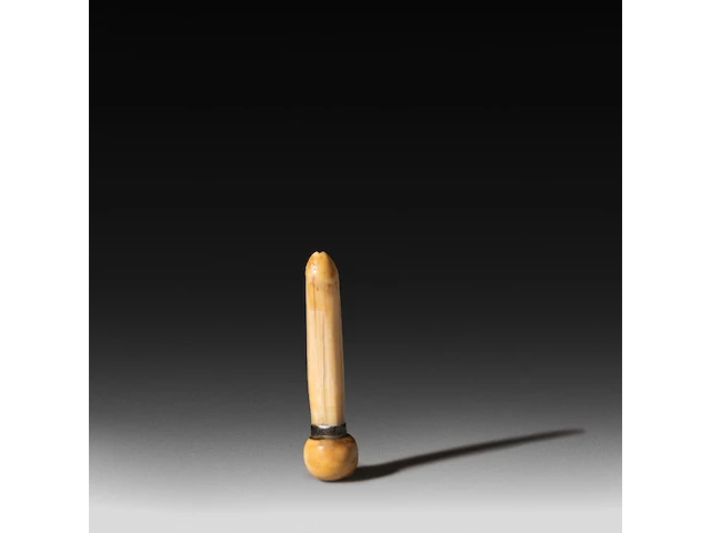 A chinese ivory dildo ending on a sphere with a silver collar, 19thc, total l 12,5 cm - w 3 cm - 80g (+) - afbeelding 6 van  6