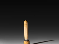 A chinese ivory dildo ending on a sphere with a silver collar, 19thc, total l 12,5 cm - w 3 cm - 80g (+) - afbeelding 6 van  6