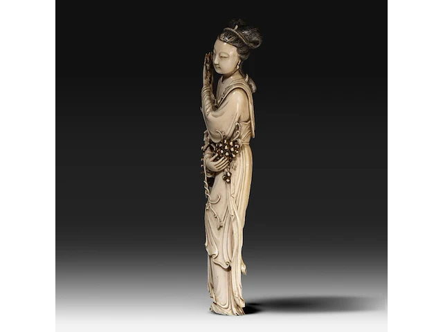A chinese ivory guanyin, late qing dynasty (1644-1912), h 42 cm (+) - afbeelding 2 van  16