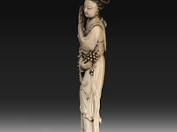 A chinese ivory guanyin, late qing dynasty (1644-1912), h 42 cm (+) - afbeelding 2 van  16