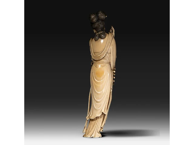 A chinese ivory guanyin, late qing dynasty (1644-1912), h 42 cm (+) - afbeelding 4 van  16