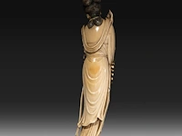 A chinese ivory guanyin, late qing dynasty (1644-1912), h 42 cm (+) - afbeelding 4 van  16