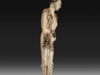 A chinese ivory guanyin, late qing dynasty (1644-1912), h 42 cm (+) - afbeelding 5 van  16