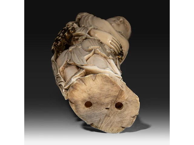 A chinese ivory guanyin, late qing dynasty (1644-1912), h 42 cm (+) - afbeelding 7 van  16
