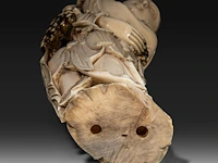 A chinese ivory guanyin, late qing dynasty (1644-1912), h 42 cm (+) - afbeelding 7 van  16