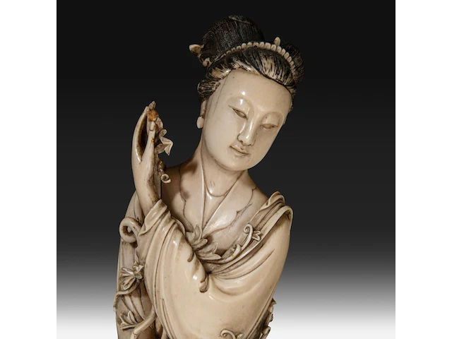 A chinese ivory guanyin, late qing dynasty (1644-1912), h 42 cm (+) - afbeelding 8 van  16