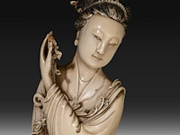 A chinese ivory guanyin, late qing dynasty (1644-1912), h 42 cm (+) - afbeelding 8 van  16
