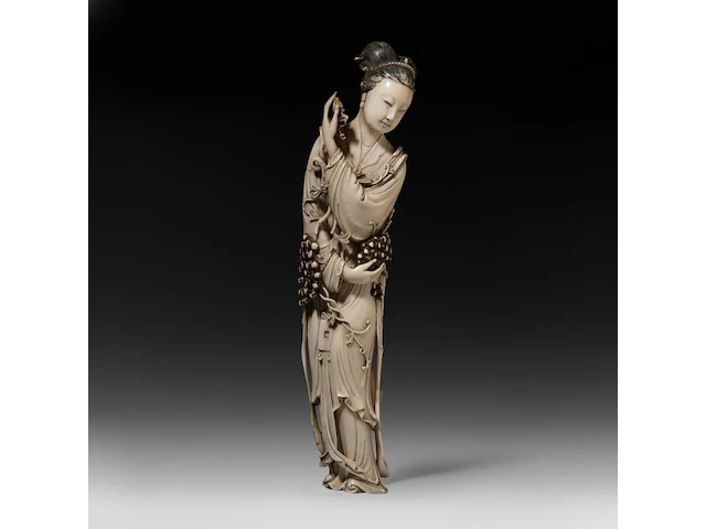 A chinese ivory guanyin, late qing dynasty (1644-1912), h 42 cm (+) - afbeelding 1 van  16