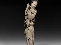 A chinese ivory guanyin, late qing dynasty (1644-1912), h 42 cm (+)