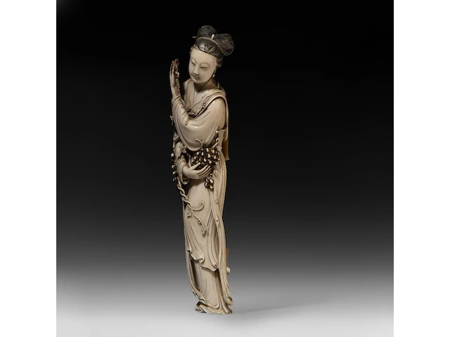 A chinese ivory guanyin, late qing dynasty (1644-1912), h 42 cm (+) - afbeelding 9 van  16
