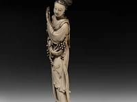A chinese ivory guanyin, late qing dynasty (1644-1912), h 42 cm (+) - afbeelding 9 van  16