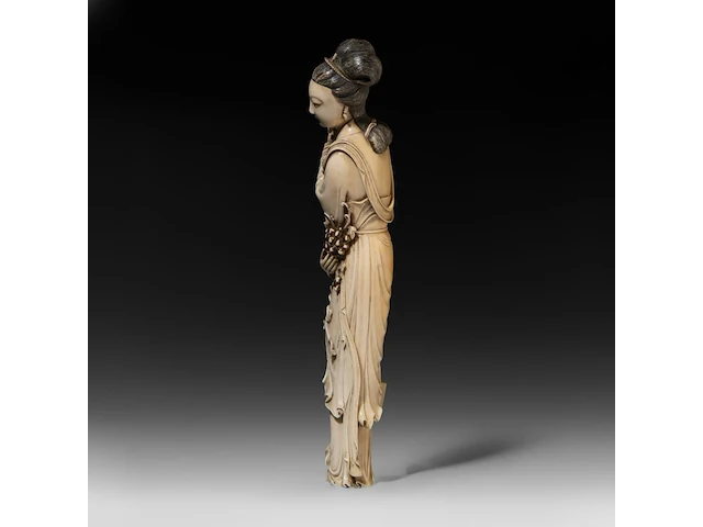A chinese ivory guanyin, late qing dynasty (1644-1912), h 42 cm (+) - afbeelding 10 van  16