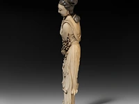 A chinese ivory guanyin, late qing dynasty (1644-1912), h 42 cm (+) - afbeelding 10 van  16