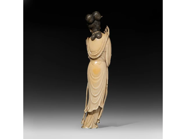 A chinese ivory guanyin, late qing dynasty (1644-1912), h 42 cm (+) - afbeelding 11 van  16