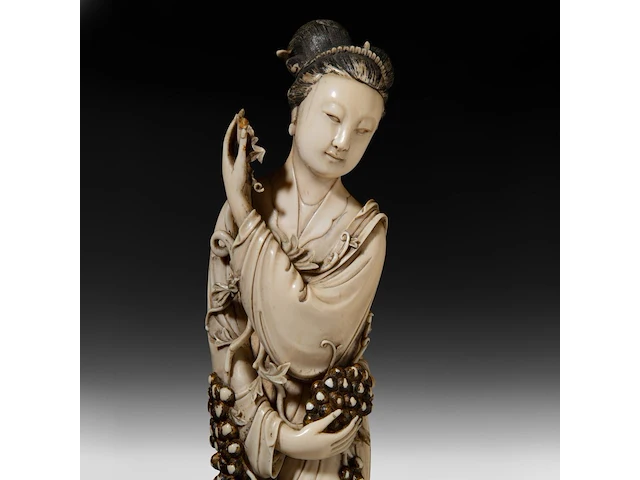 A chinese ivory guanyin, late qing dynasty (1644-1912), h 42 cm (+) - afbeelding 12 van  16